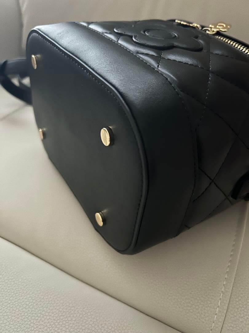 マリークワント デイジーパッチキルトバニティ 2WAYショルダー （ブラック）