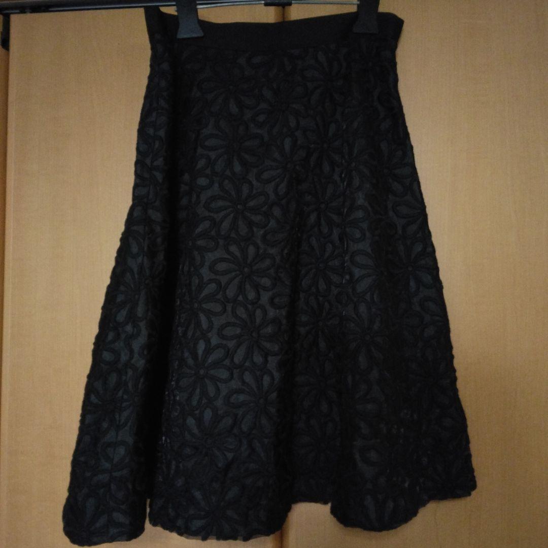 エムプルミエ 黒の刺繍入りフレアスカートアウトレット ストア