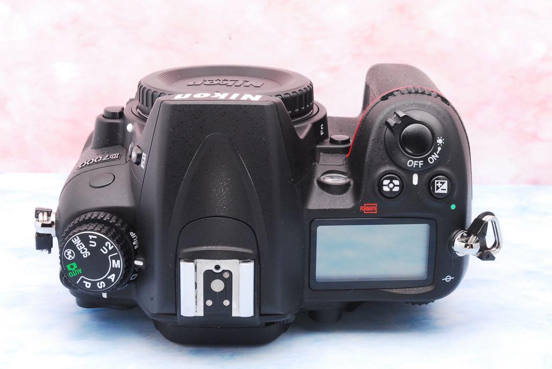 D7000