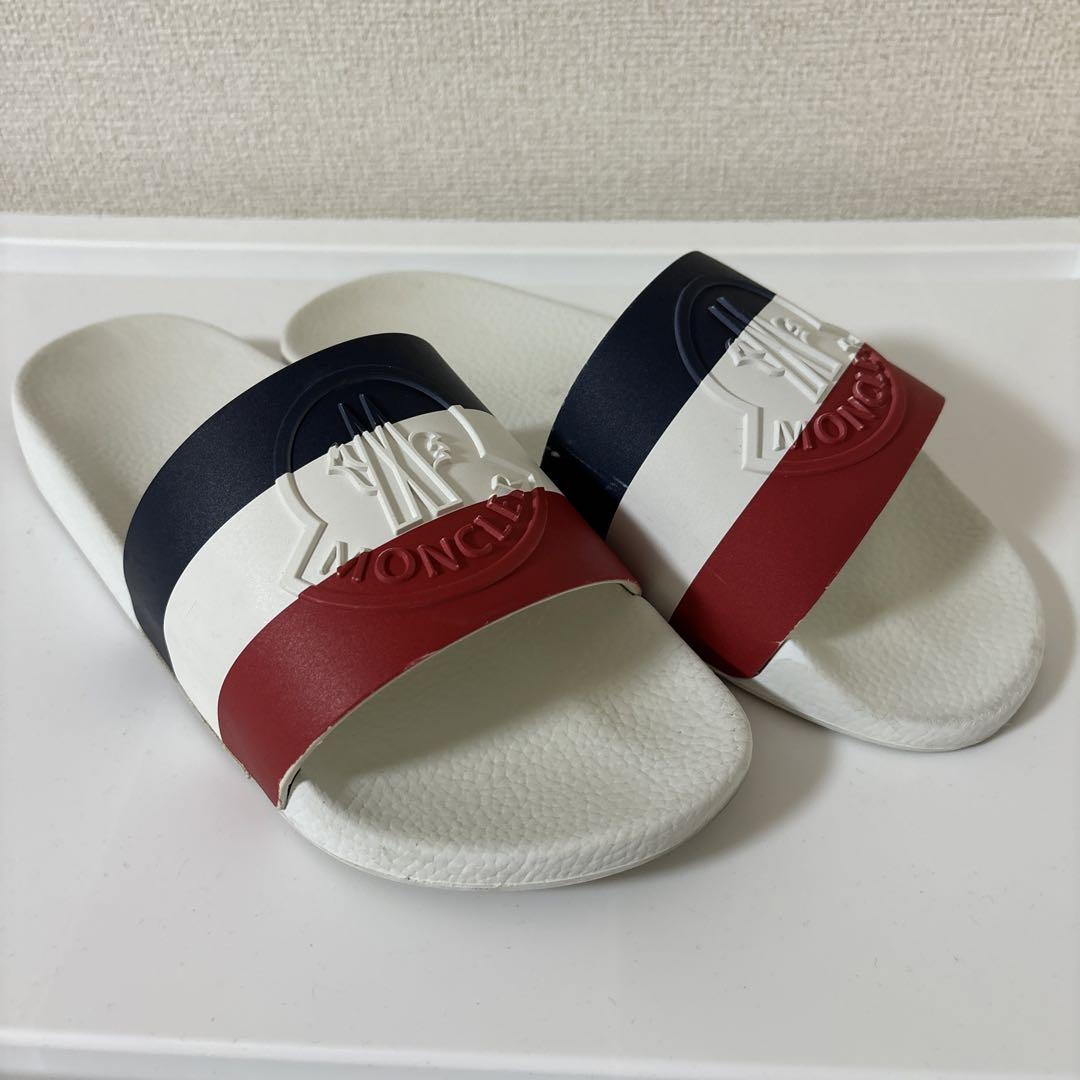 MONCLER スライドサンダル ホワイト/ネイビー/レッド - メルカリ
