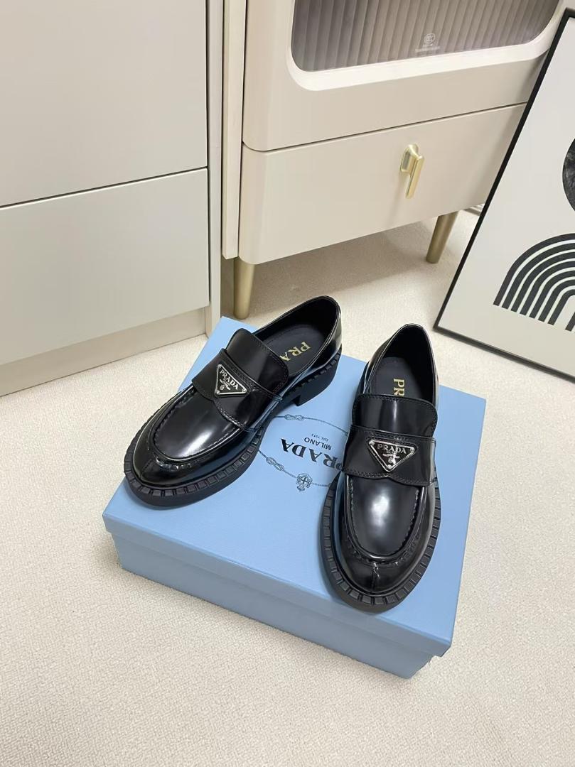 プラダ PRADA スニーカー ローファー 三角ロゴ