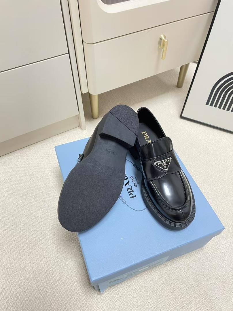 プラダ PRADA スニーカー ローファー 三角ロゴ