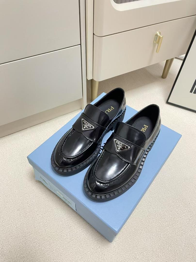プラダ PRADA スニーカー ローファー 三角ロゴ