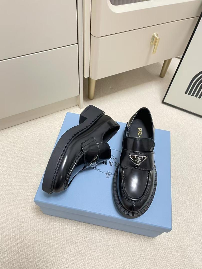 プラダ PRADA スニーカー ローファー 三角ロゴ