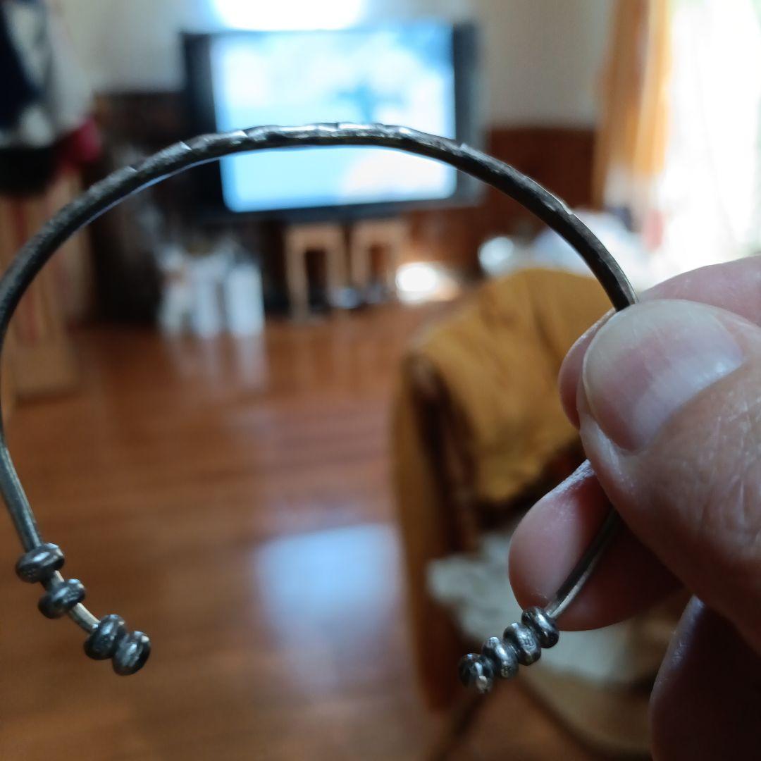 カレン族シルバーバングル 装飾的な模様付き