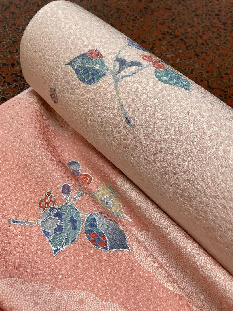 小紋 サーモンピンク 雲取に花模様　反物（未仕立て）