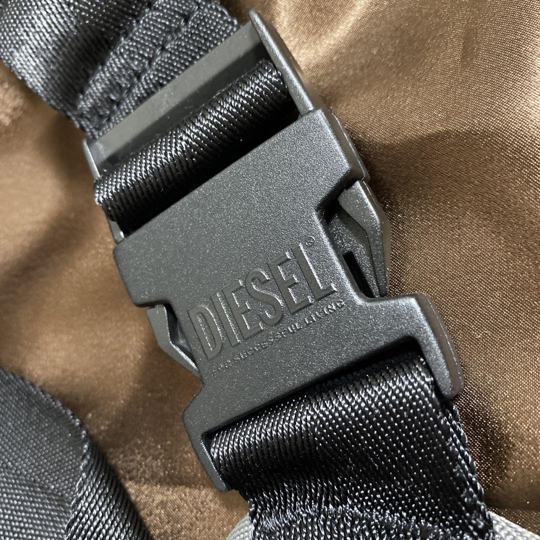 DIESEL 1dr pod ボディバッグ　シルバー ウエストバッグ DIESEL 1DR Pod Crossbody ボディバッグ