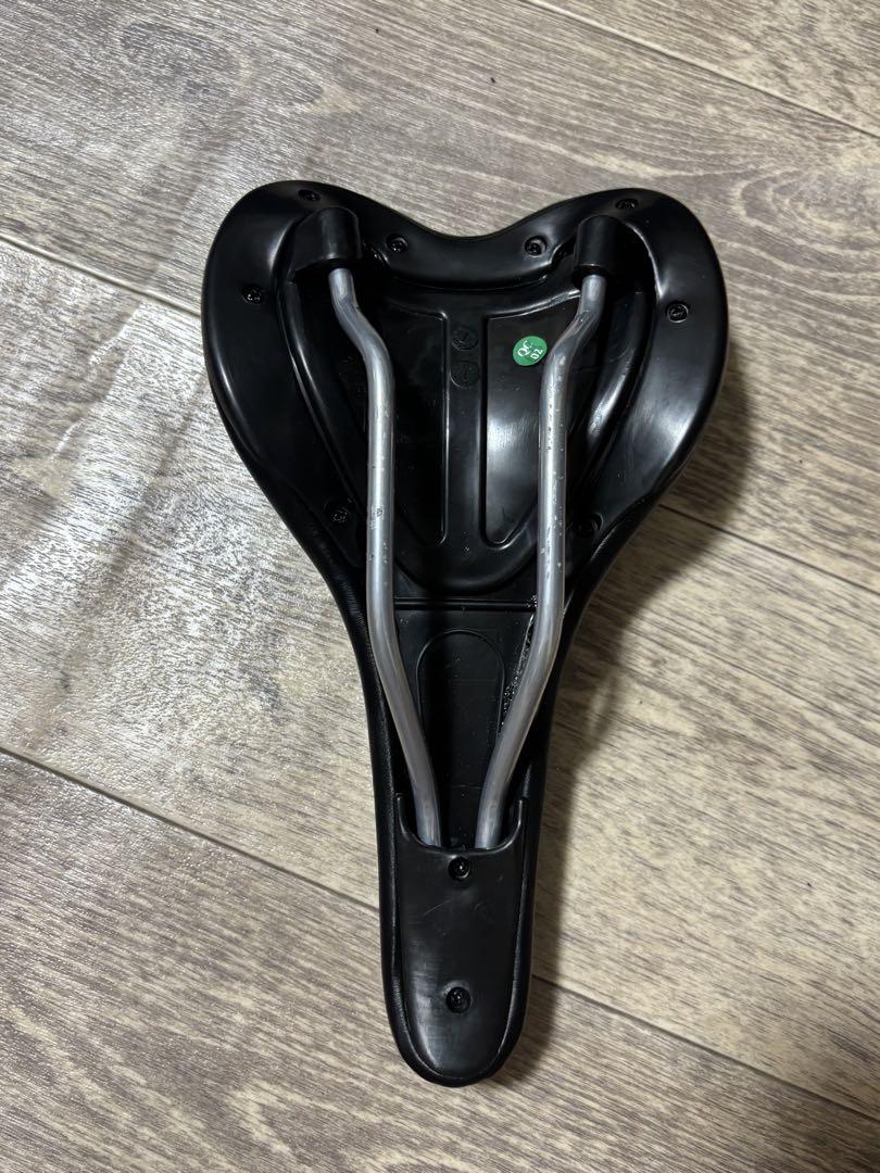 黒い合成皮革サドル クロスバイク用 - メルカリ
