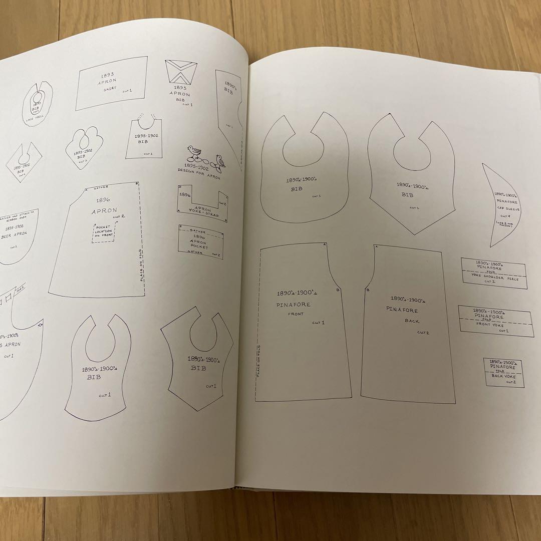 洋書 The Collector's Book of Doll's Clothes
