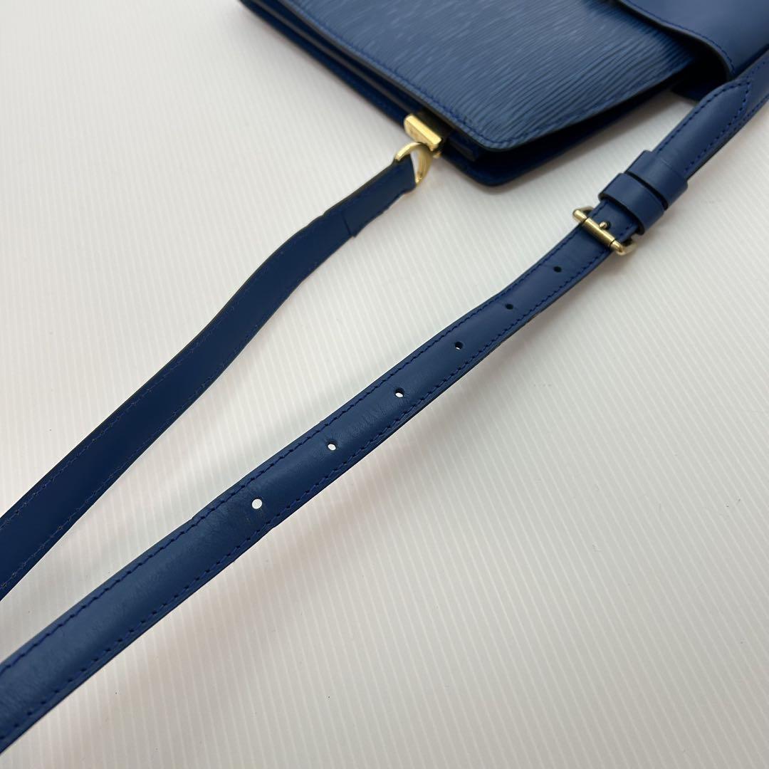 LOUIS VUITTON ルイヴィトン エピ カプチン ブルー M52345