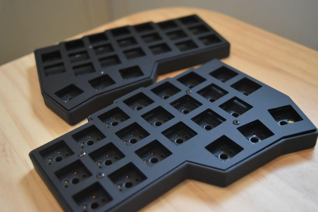 【新品】corne v4 cherry 組立済マットブラックアクリル　ケーブル付