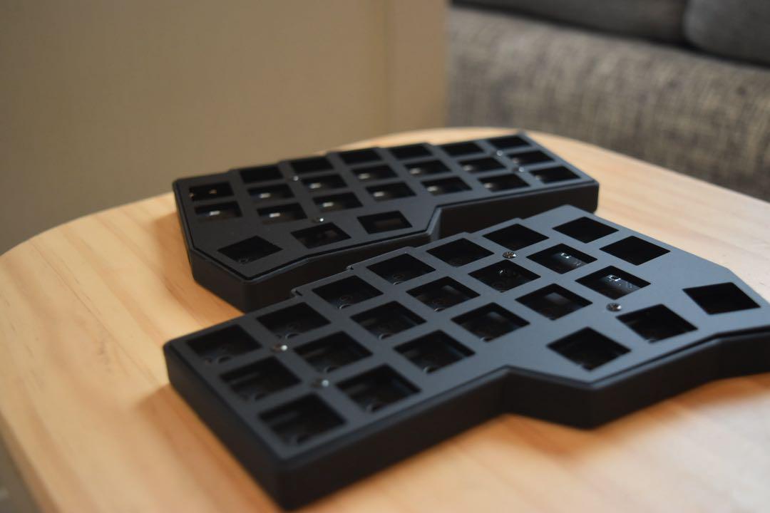 【新品】corne v4 cherry 組立済マットブラックアクリル　ケーブル付