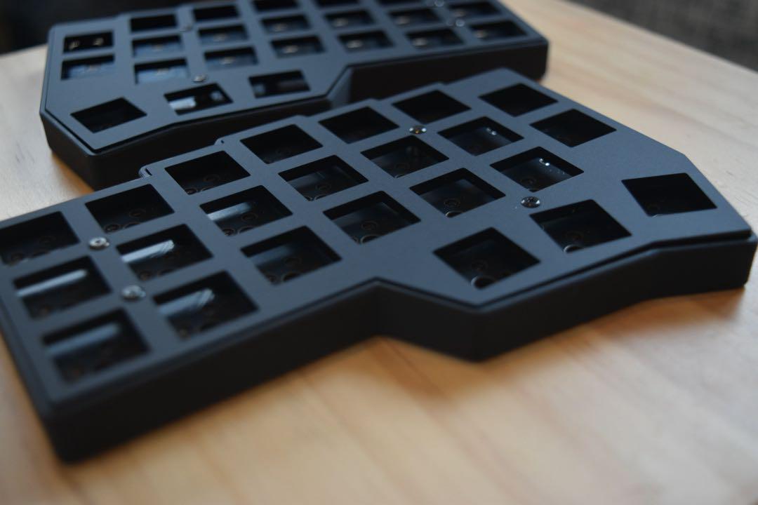 【新品】corne v4 cherry 組立済マットブラックアクリル　ケーブル付