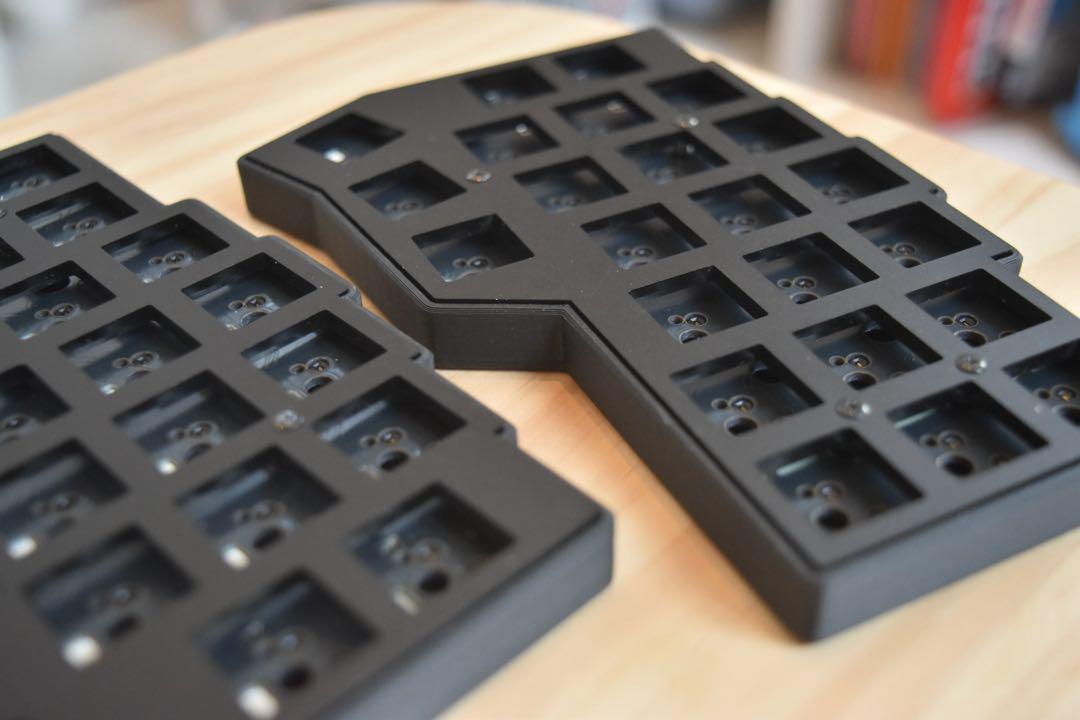 【新品】corne v4 cherry 組立済マットブラックアクリル　ケーブル付