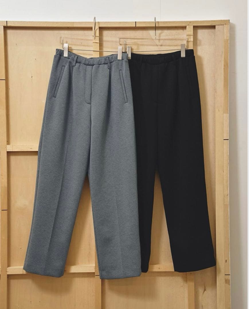 Cushion Easy Trousers 黒 新品未使用タグ付き 値下げ中 Cushion Easy Trousers 黒 新品未使用タグ付き 値下げ中
