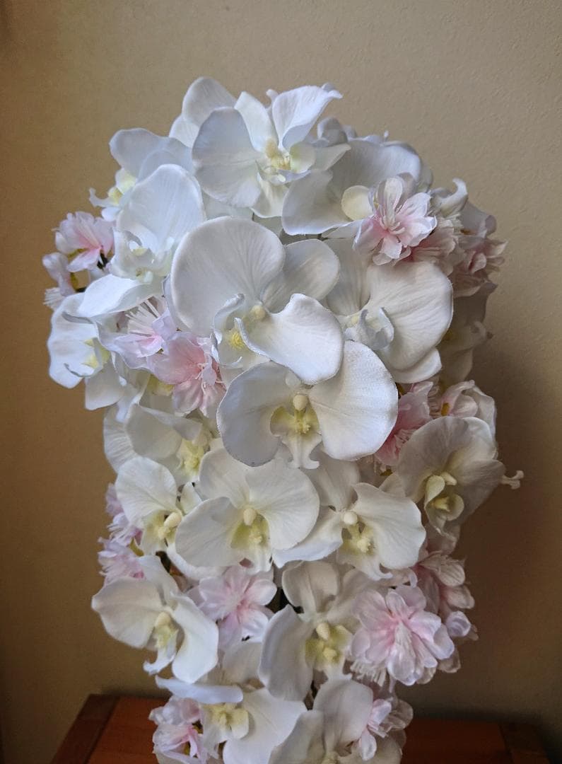 胡蝶蘭と桜のキャスケードブーケ。アーティフィシャルフラワー。ブートニア付き