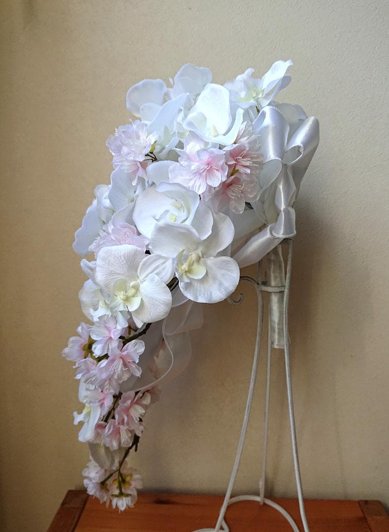 胡蝶蘭と桜のキャスケードブーケ。アーティフィシャルフラワー。ブートニア付き