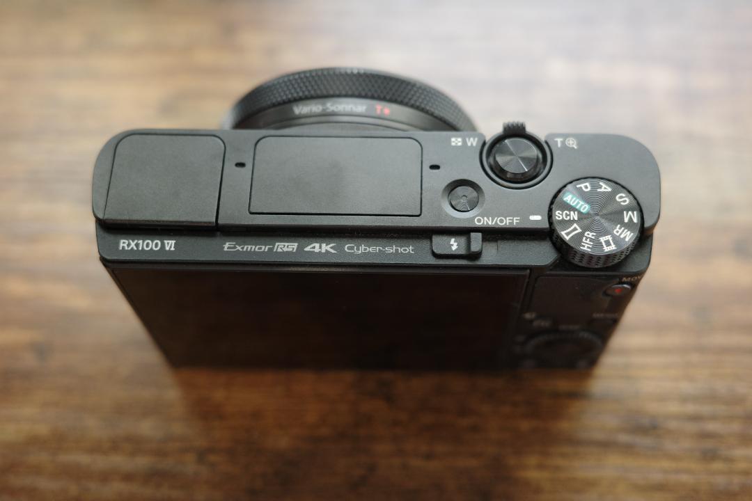 「数量限定 在庫処分セール」 美品】 Sony rx100m6 本体+バッテリーのみ 木製グリップ付き デジタルカメラ