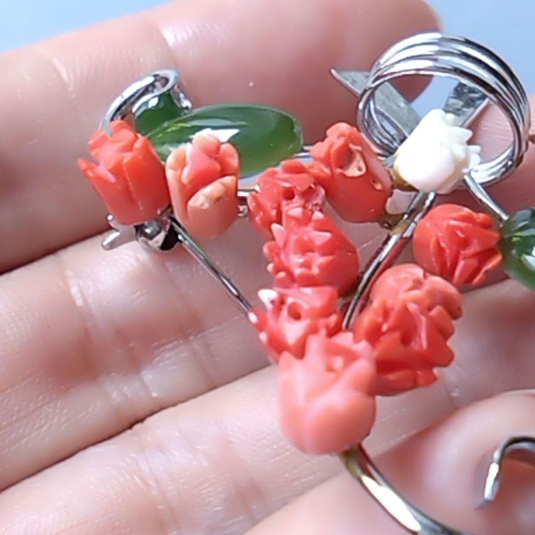 彫刻赤珊瑚、白珊瑚と翡翠リーフ 花のブローチ - メルカリ