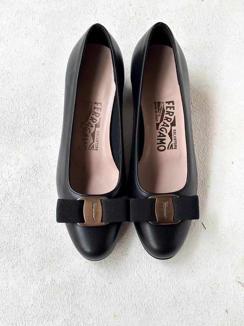 Ferragamo 黒レザー フラットシューズ リボン付き