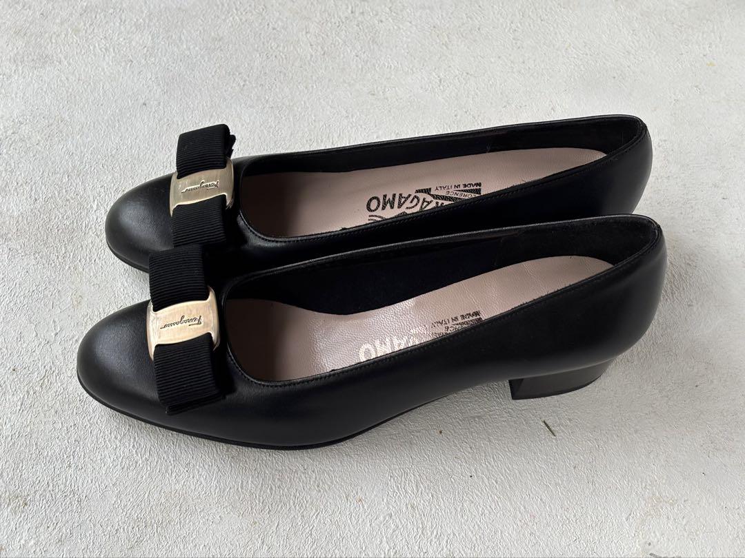 Ferragamo 黒レザー フラットシューズ リボン付き