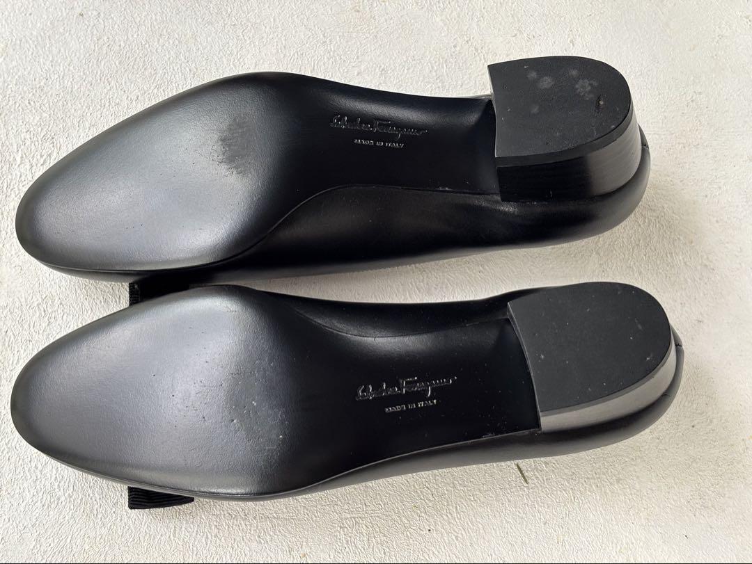 Ferragamo 黒レザー フラットシューズ リボン付き