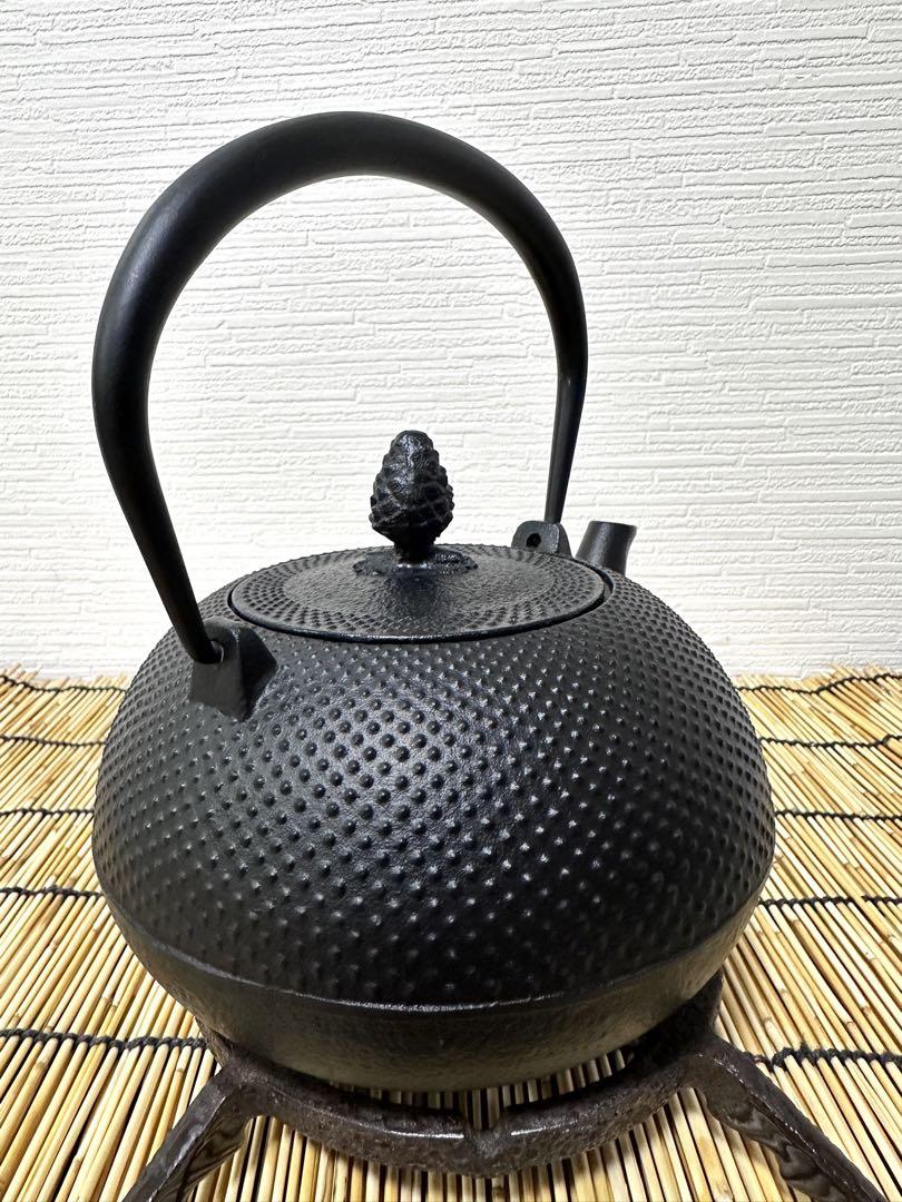 新品、未使用品　付属品付　南部池永造　１２型　丸アラレ　南部鉄瓶　南部鉄器　鉄瓶