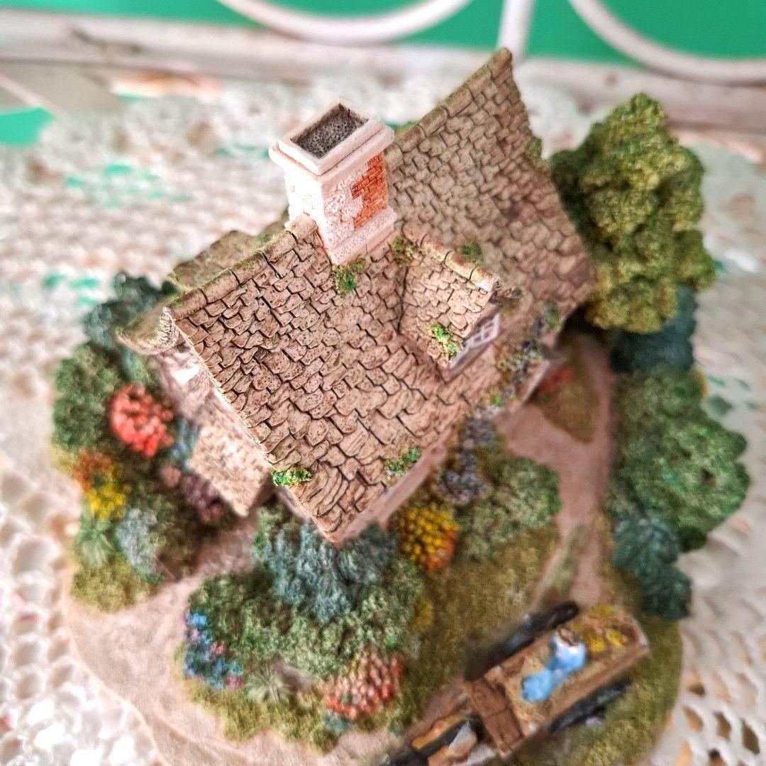 リリパットレーン「クラックエンド」英国の建物がモデルのミニチュアハウス 英国から届いた大型のLilliput Lane(リリパット レーン)、大きな