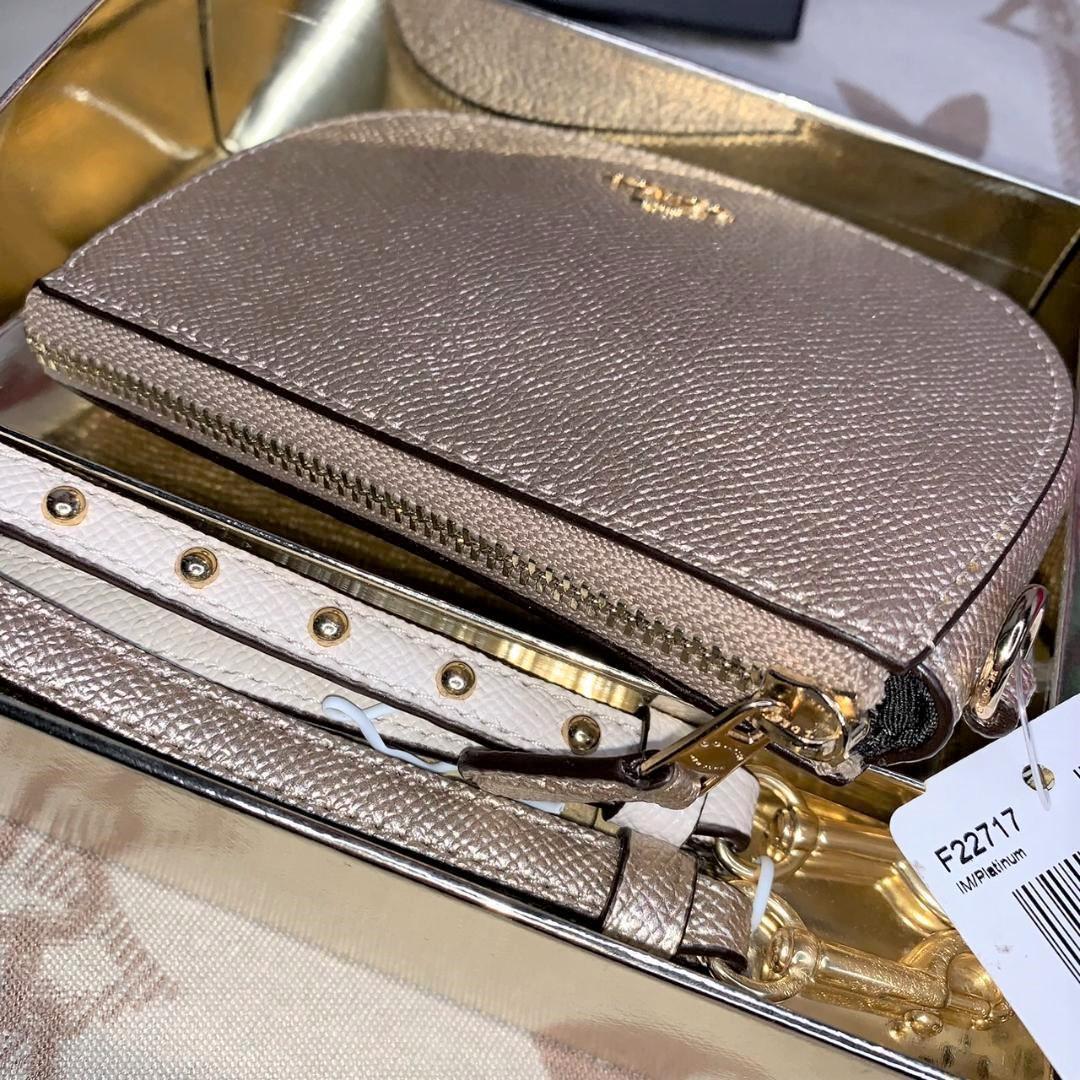 COACHコーチBOXポーチ|財布プラチナG