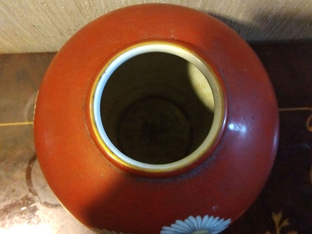 赤色の陶器製水指