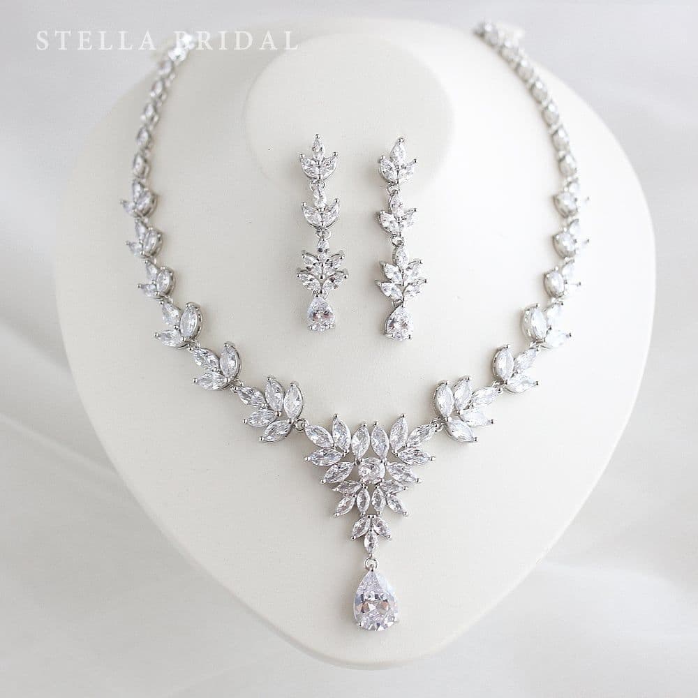 クリスタル花モチーフ ネックレス&イヤリングセット