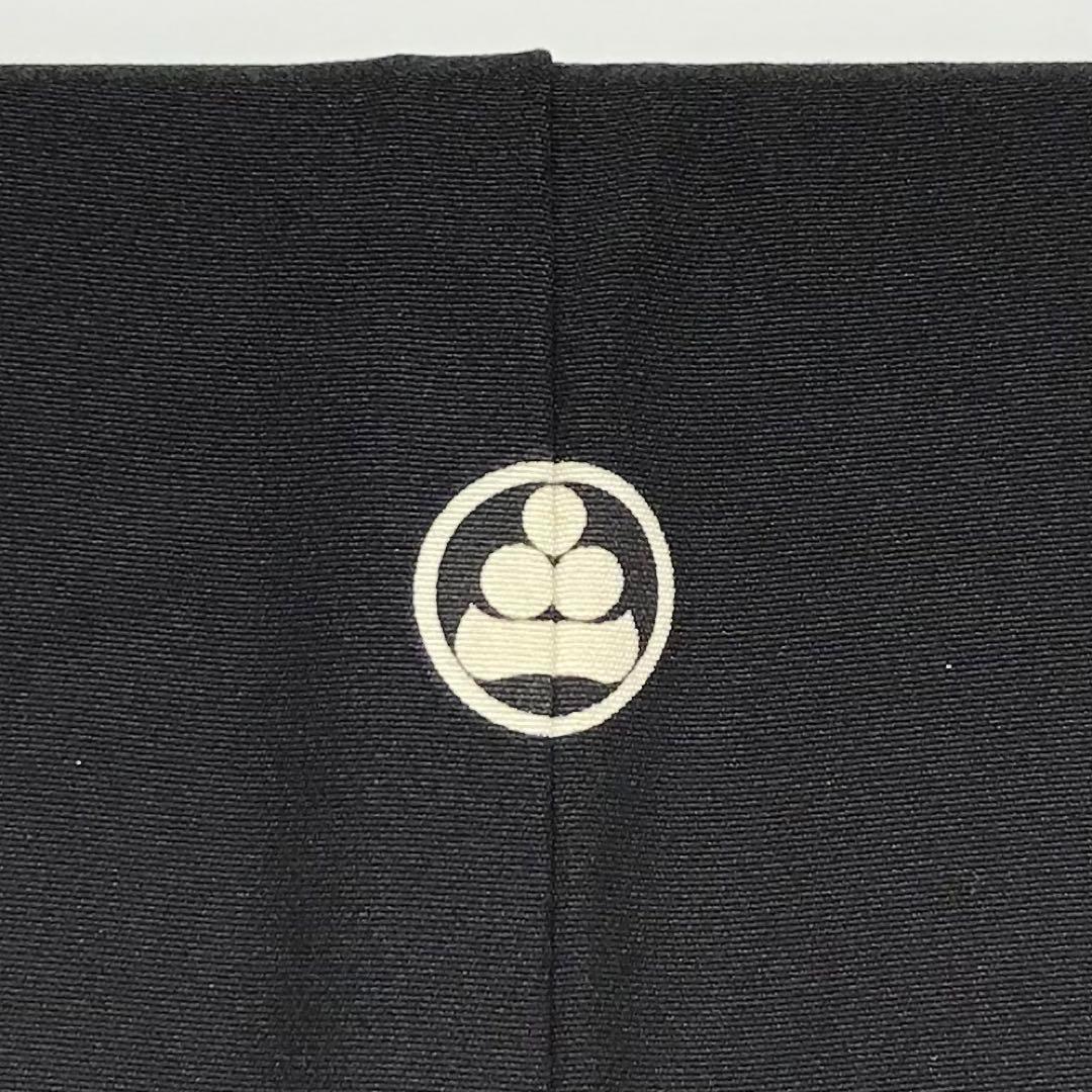 黒留袖 作家物 地紙紋 牡丹や菊の花々 松葉 金駒刺繍 黒留袖 作家物 地紙紋 牡丹や菊の花々 松葉 金駒刺繍