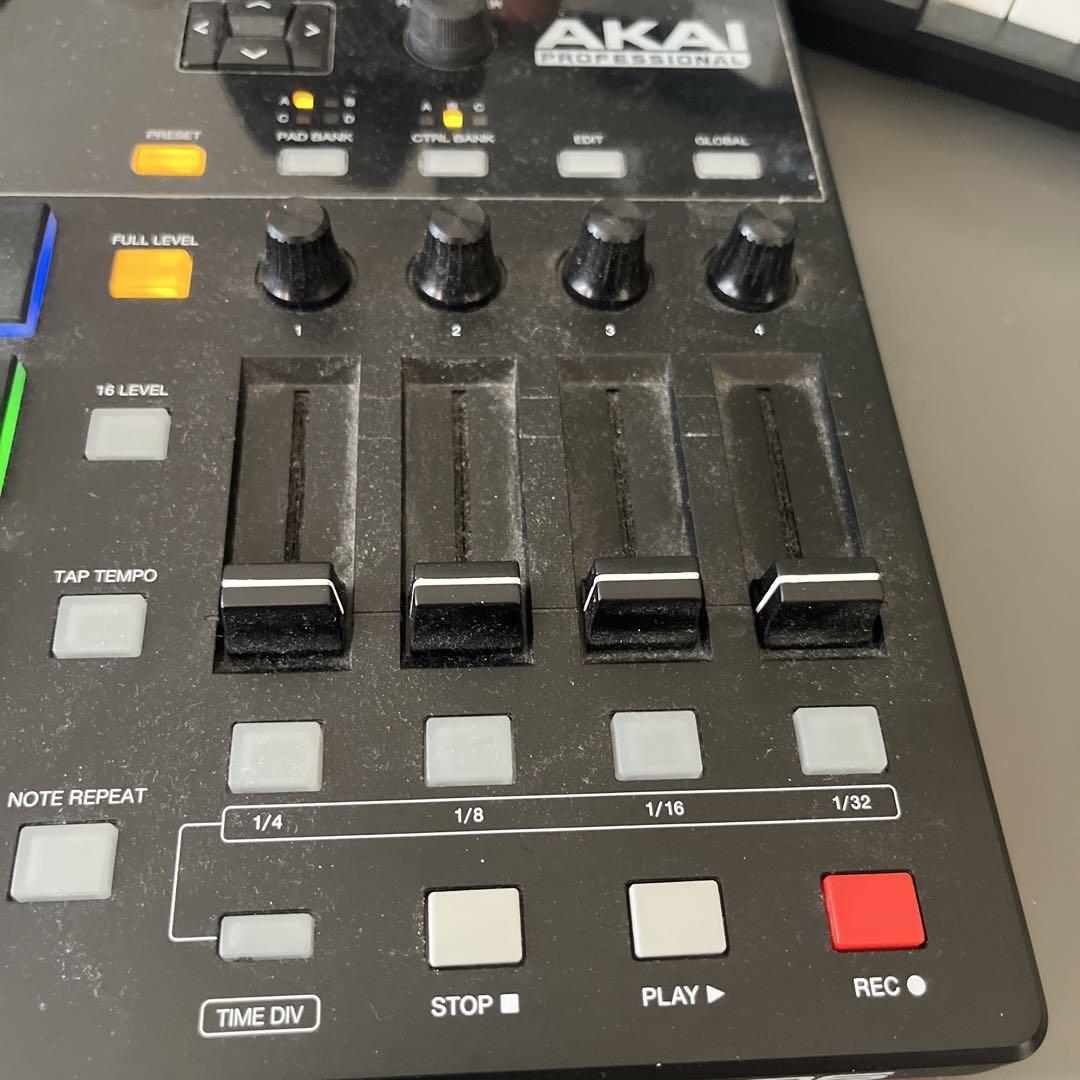 AKAI MPD226 MIDIパッド