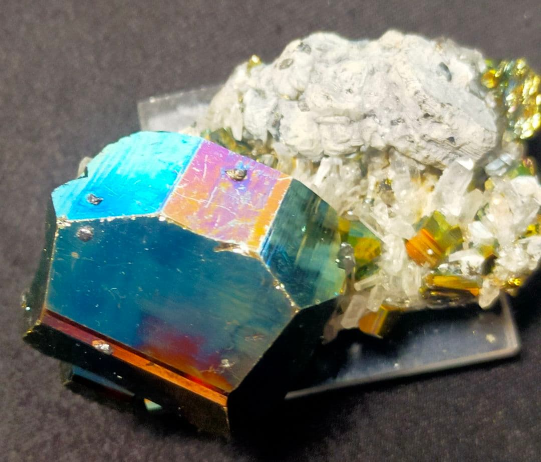 コレクター向】カラーパイライト インドネシア 水晶クラスター 共生