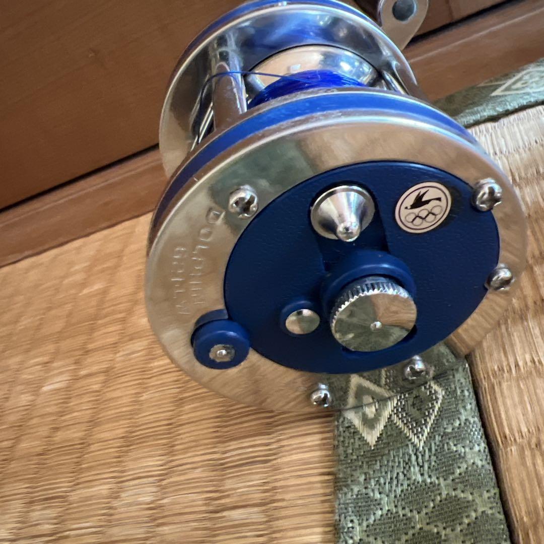 スピニングリール 青 小型 金属製