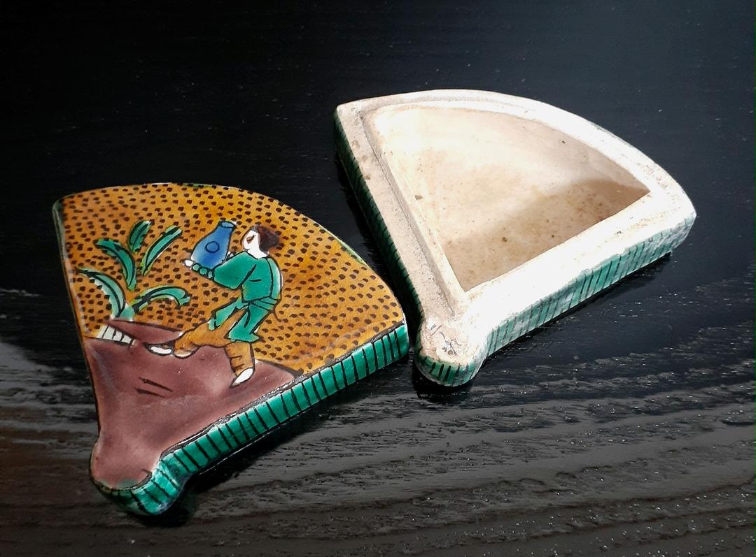 名品】江戸末期~明治時代 古九谷 青手古九谷 扇形 壺運びの図 名品】江戸末期~明治時代 古九谷 青手古九谷 扇形 壺運びの図