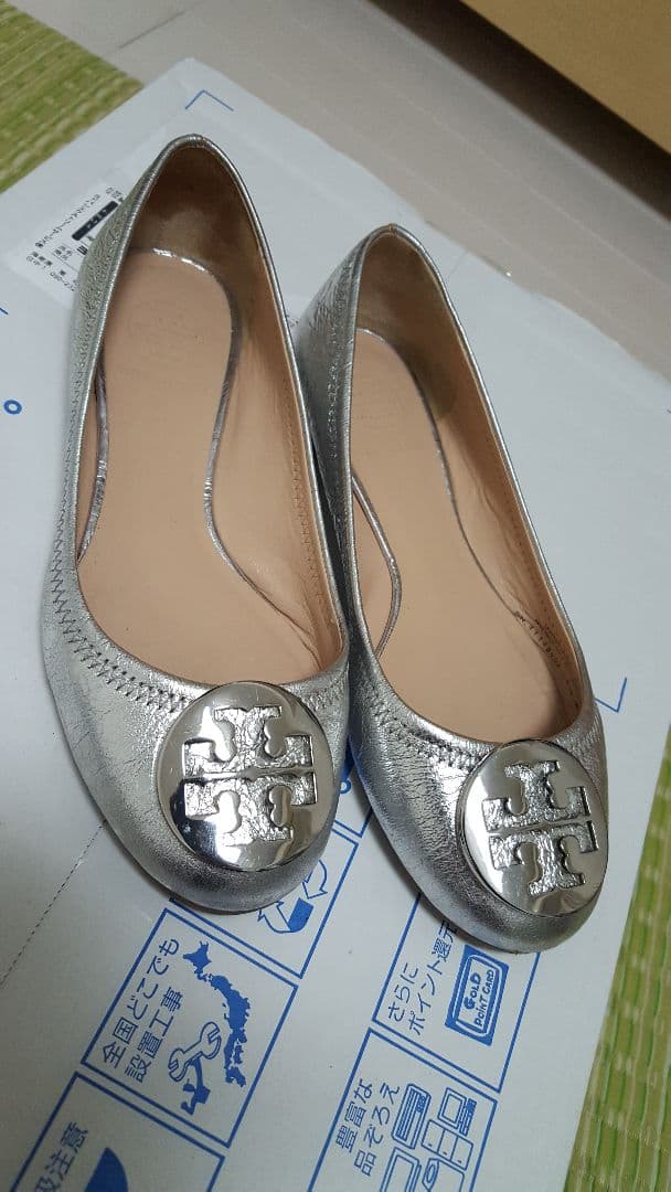 メルカリ トリーバーチ シルバーフラットシューズ パンプス フラットシューズ バレエシューズ 2 500 中古や未使用のフリマ