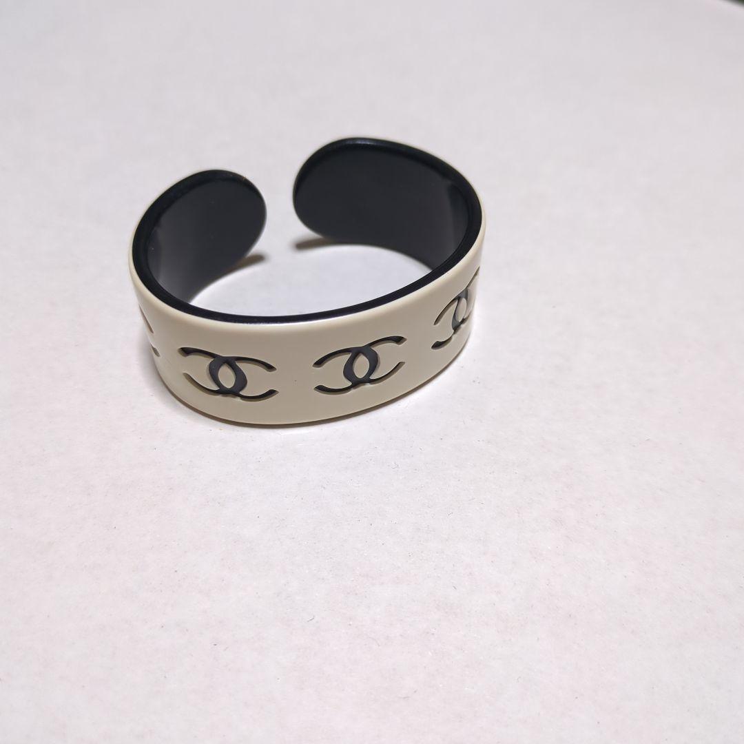 CHANEL ロゴ カフブレスレット 箱付き