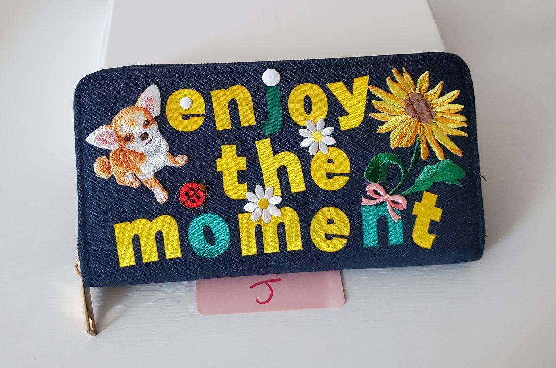 チワワと花刺繍(ワッペン) ダークブルーデニム長財布