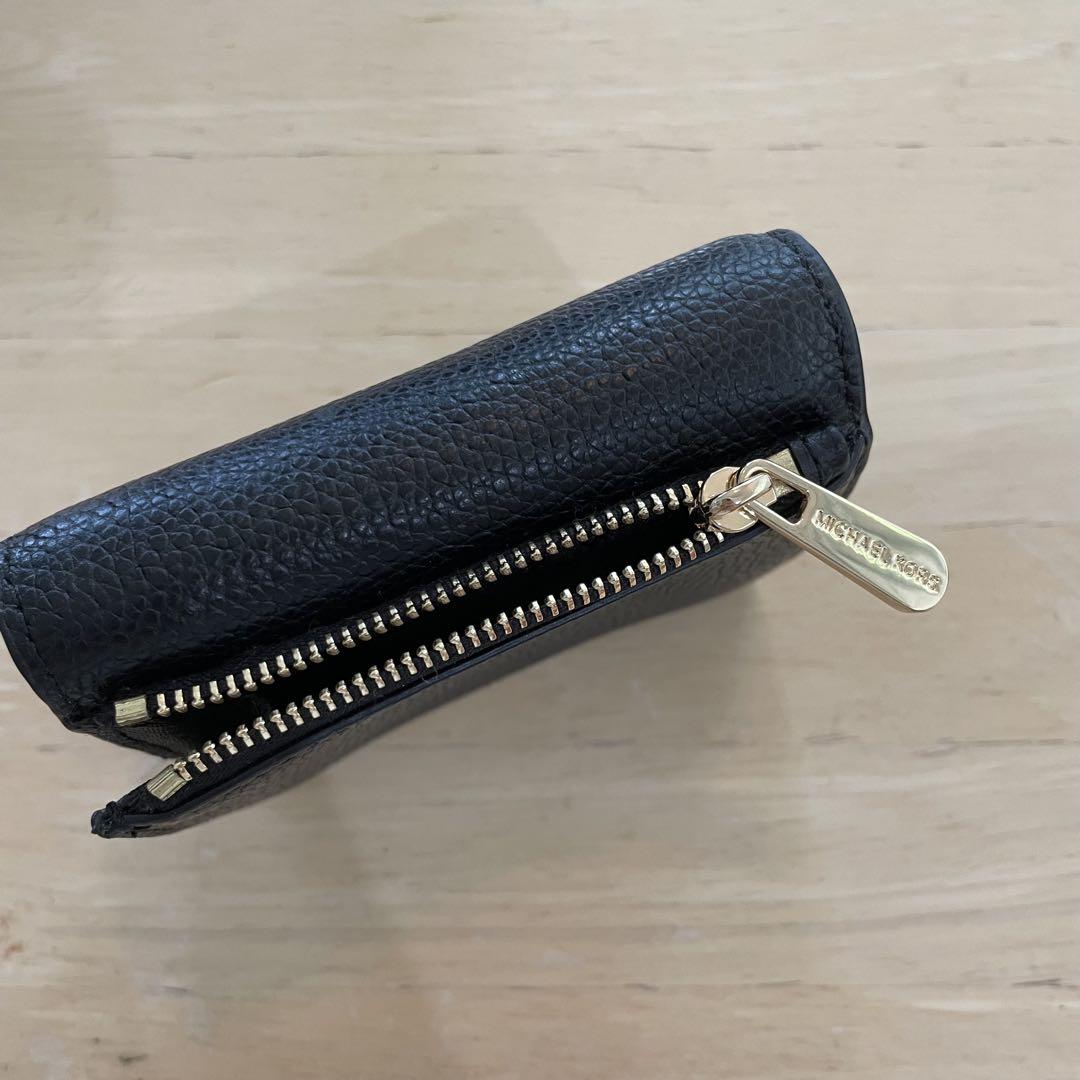 MICHAEL KORS ブラック 二つ折り財布 MICHAEL KORS ブラック 二つ折り財布 - メルカリ