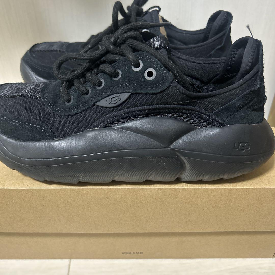 UGG ブラック スニーカー UGG ブラック スニーカー - メルカリ