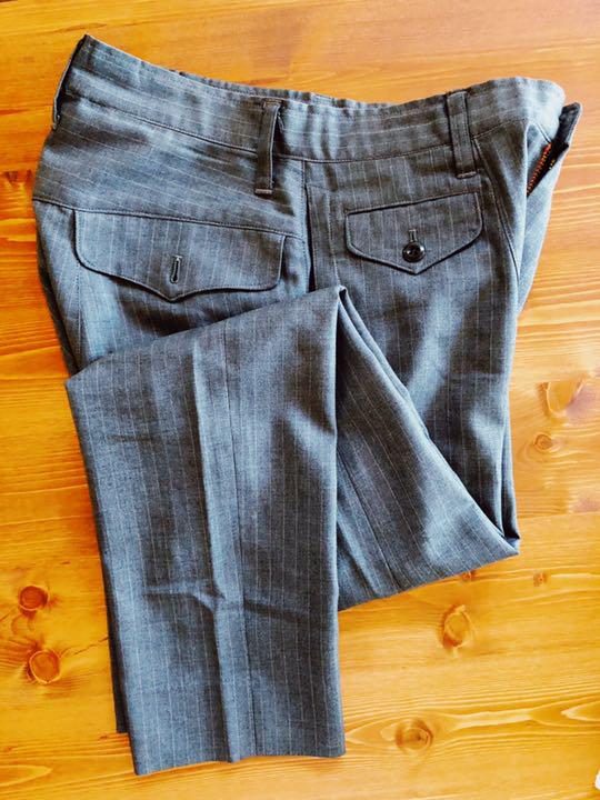 美しいシルエットのサルエルパンツ