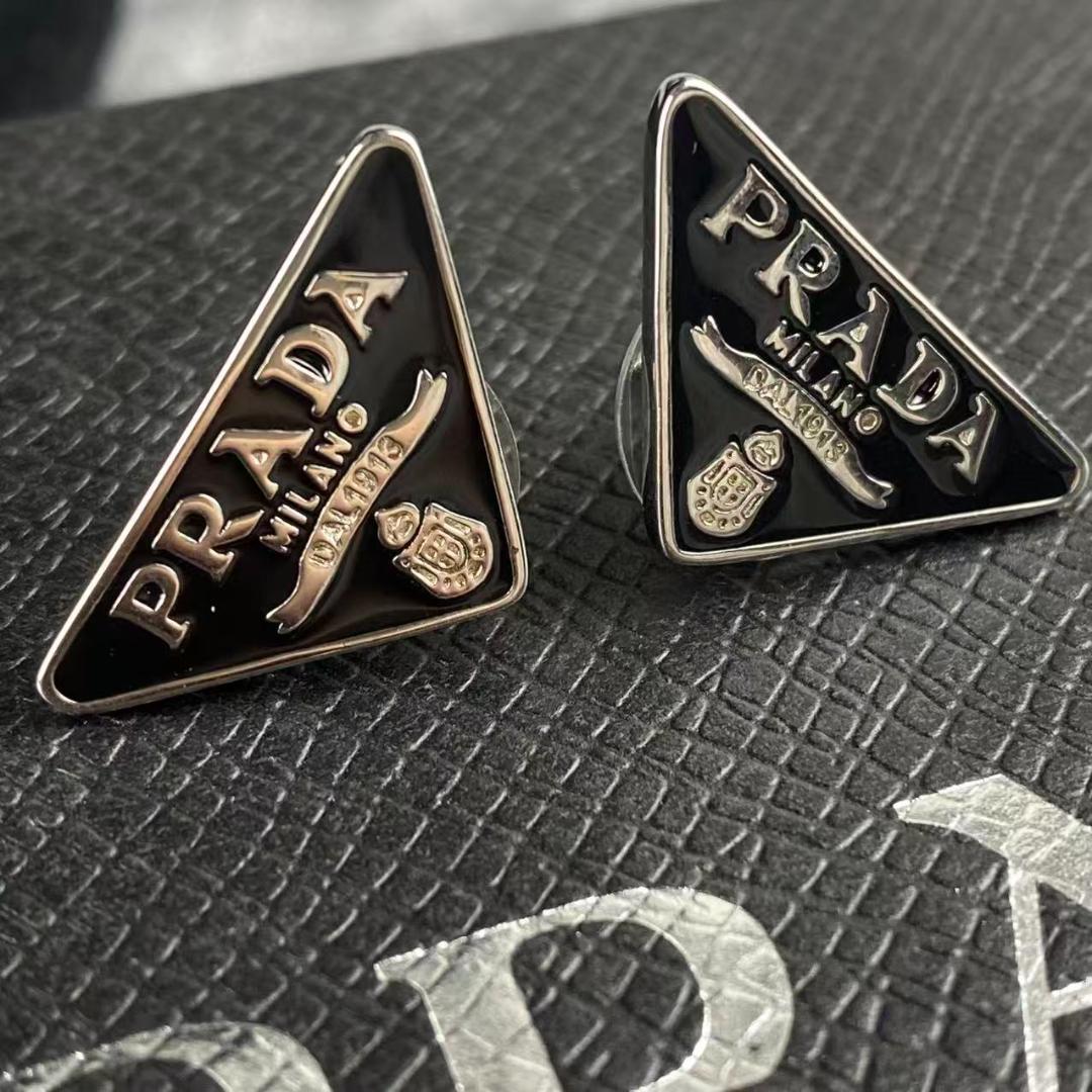 PRADA トライアングルスタッドピアス