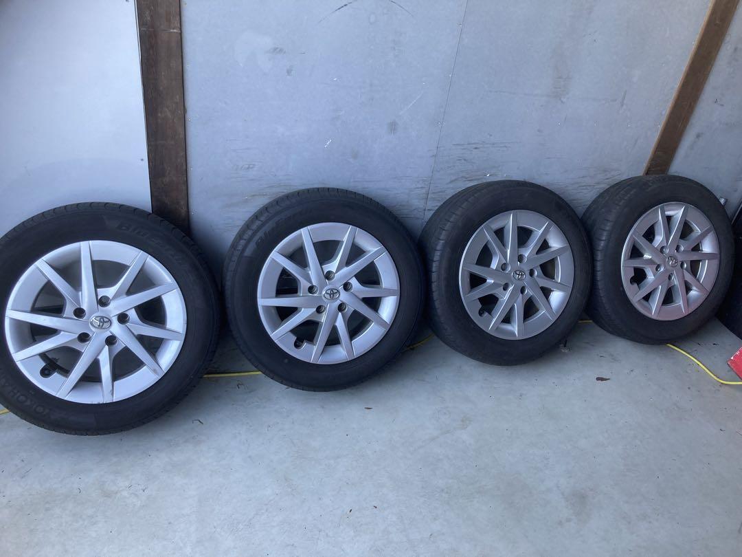 2022年バリ山！プリウスa純正ヨコハマブルーアースES32 205/60R16
