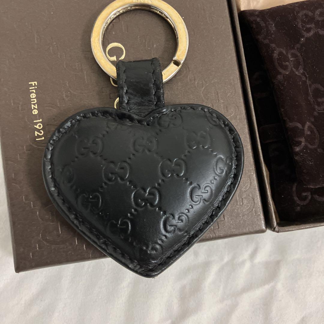 GUCCI ハート型レザーキーホルダー GUCCI ハート型レザーキーホルダー最新