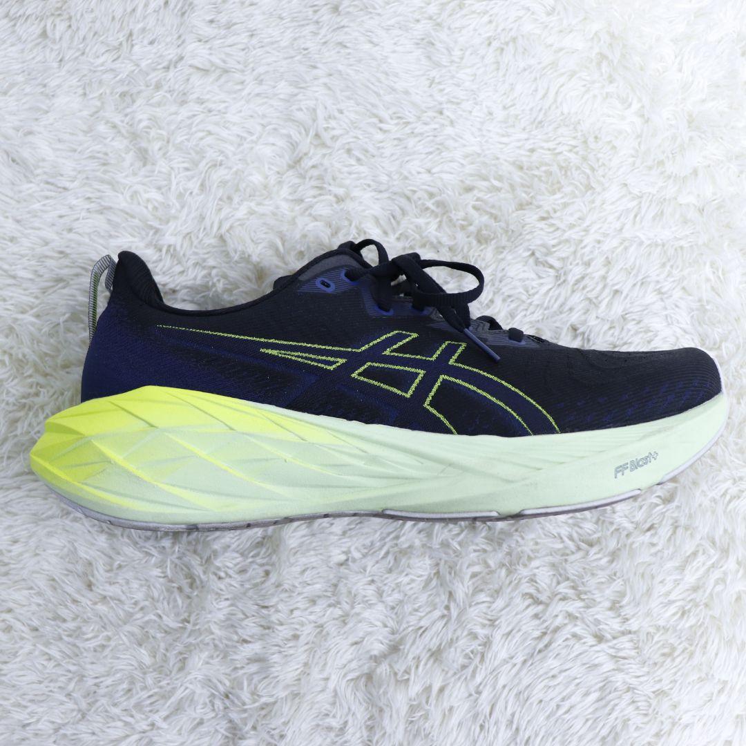 美品　asics NOVA BLAST 4 ランニング　シューズ　28センチ