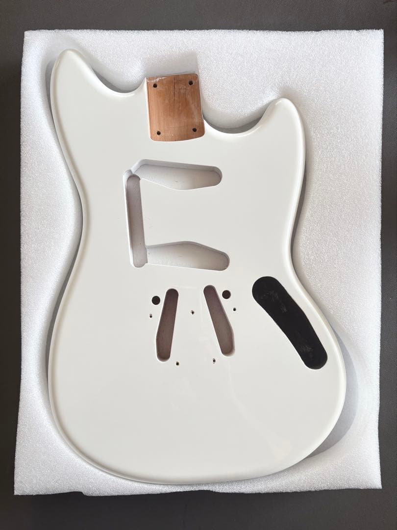 ムスタングタイプ ギターボディ アルダー 白 1.79kg ムスタングタイプ ギターボディ アルダー 白 1.79kg