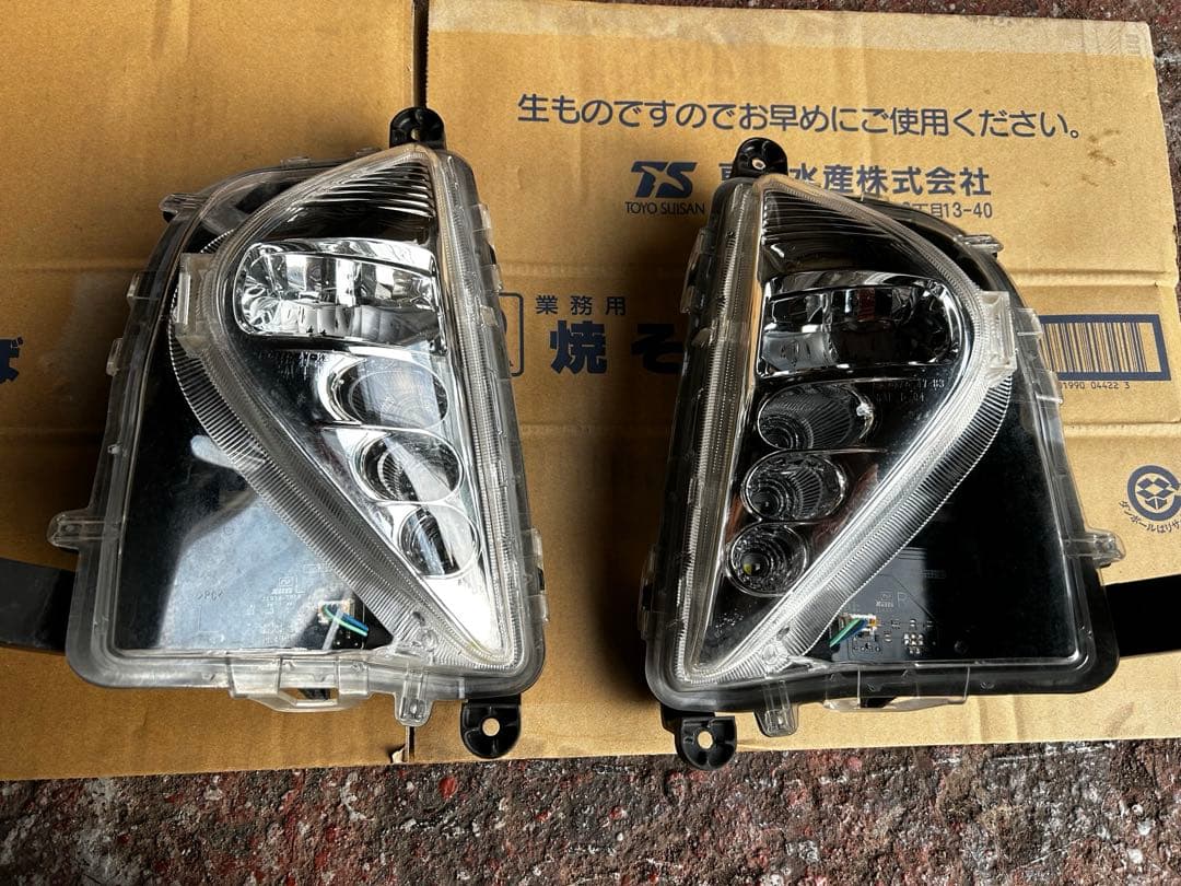 50プリウス前期 純正フォグランプ