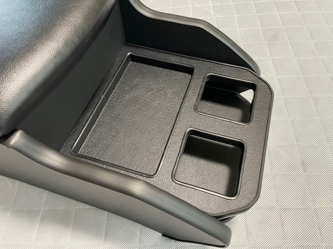 完成品即納ハイエースコンソール　ブラックレザーモール四角ドリンクホルダー