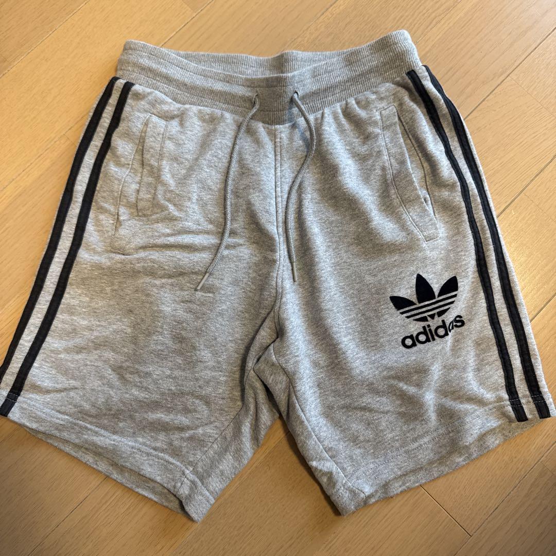 adidas グレー 3ストライプ ショートパンツ S - メルカリ